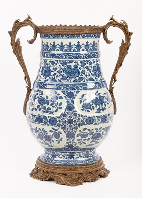 Lot 723 - A Chinese blue and white vase, Daqing Qianlong...