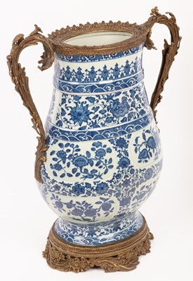 Lot 723 - A Chinese blue and white vase, Daqing Qianlong...