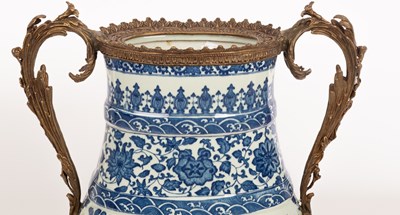 Lot 723 - A Chinese blue and white vase, Daqing Qianlong...