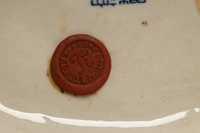 Lot 723 - A Chinese blue and white vase, Daqing Qianlong...