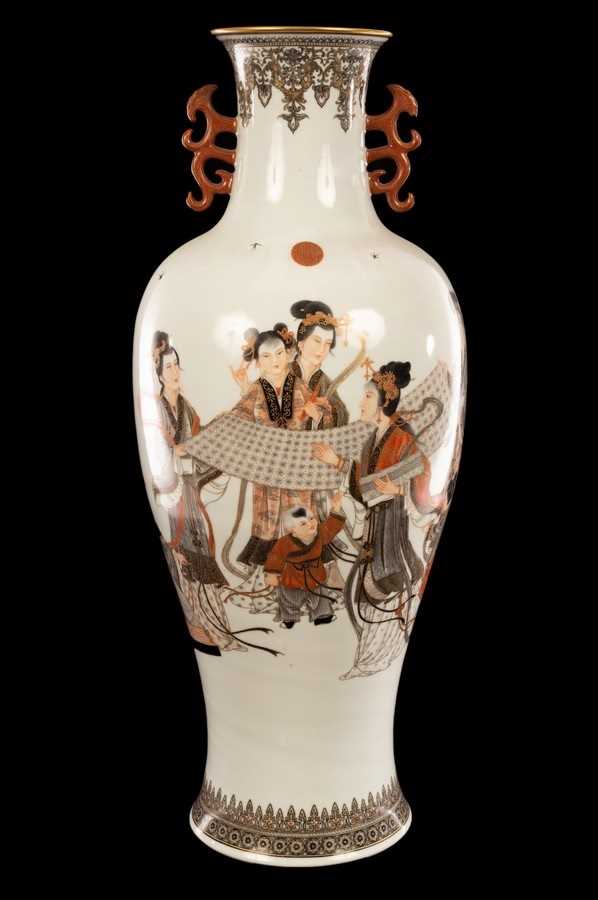 Lot 962 - A large Chinese vase, Qianlong mark but of a...
