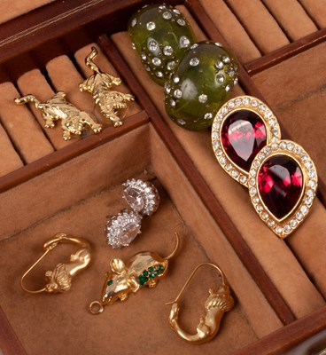 Lot 77 - A collection of costume jewellery