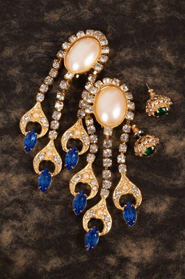 Lot 53 - Two pairs of costume jewellery earrings