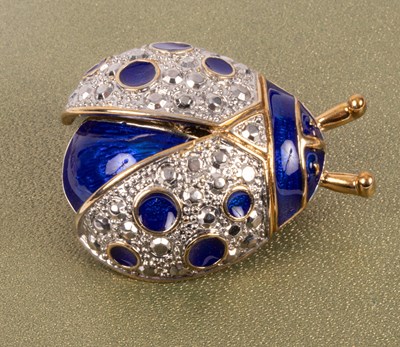 Lot 33 - A costume jewellery brooch