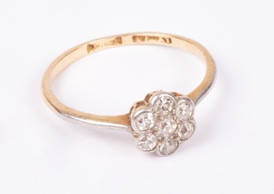 Lot 56 - A diamond flowerhead cluster ring