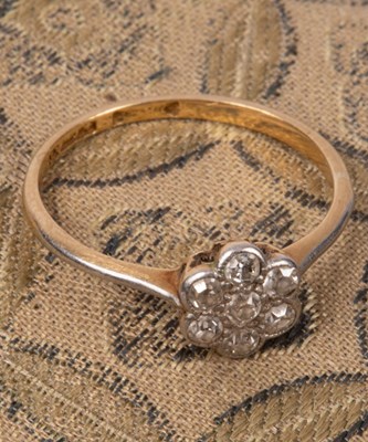 Lot 56 - A diamond flowerhead cluster ring
