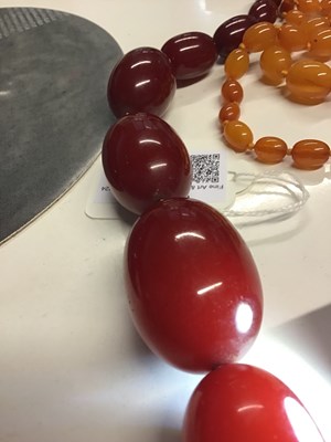 Lot 96 - A yellow amber necklace of graduated oval beads