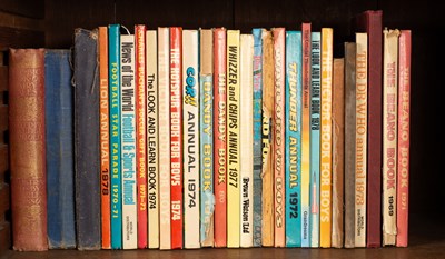 Lot 195 - A collection of children's annuals and books
