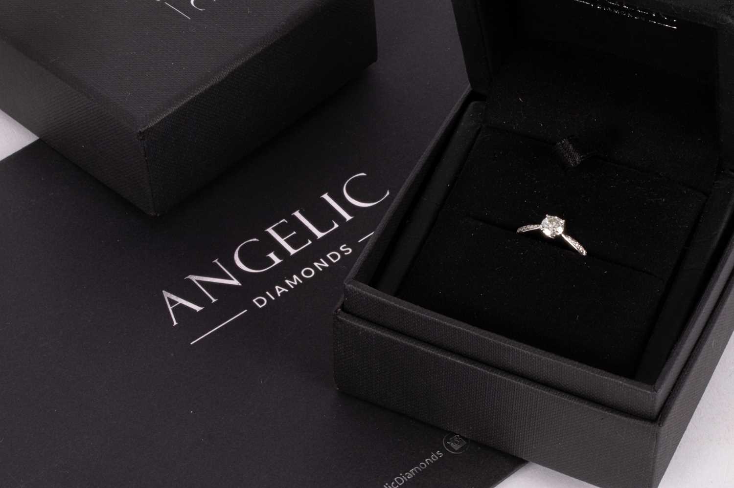 Lot 89 - An 18K white gold diamond solitaire ring