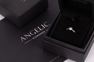 Lot 361 - An 18K white gold diamond solitaire ring
