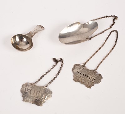 Lot 13 - A George III silver caddy spoon