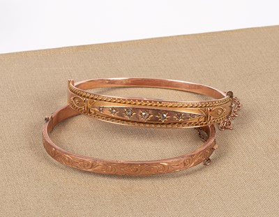 Lot 100 - An Edwardian 9ct gold hinged bangle