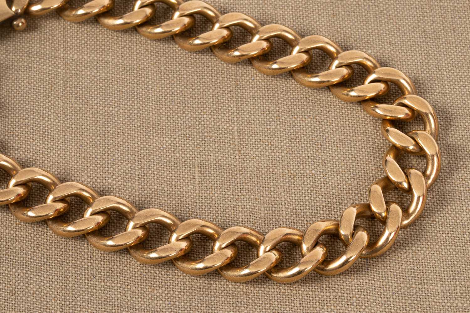 Lot 101 - An 18ct gold bracelet