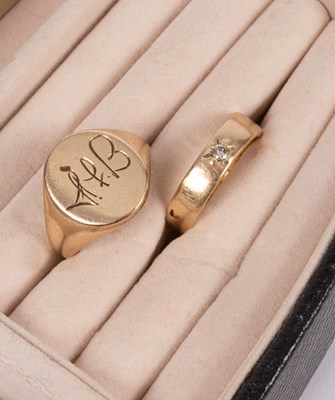 Lot 104 - An 18ct gold wedding band