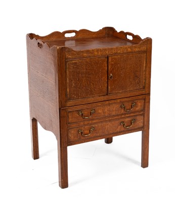 Lot 618 - A George III oak tray top commode