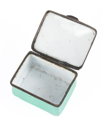 Lot 97 - A South Staffordshire enamel snuff box
