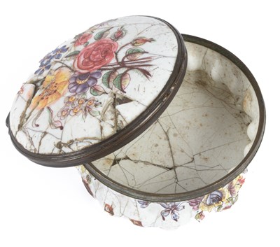 Lot 94 - A South Staffordshire enamel snuff box