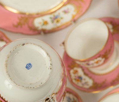Lot 34 - A Coalport (Coalbrookdale) Sèvres style pattern pink-ground dessert service