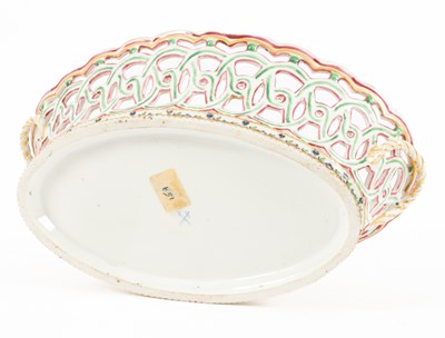 Lot 38 - A Sèvres style bowl