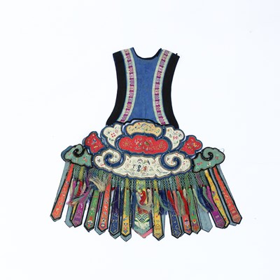 Lot 621 - A Chinese lady's wedding collar