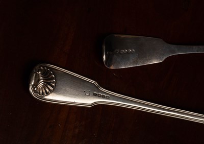 Lot 416 - A George III fiddle thread and shell pattern silver soup ladle