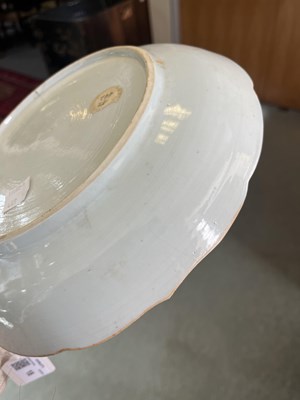 Lot 18 - A pair of Chinese famille rose shallow bowls
