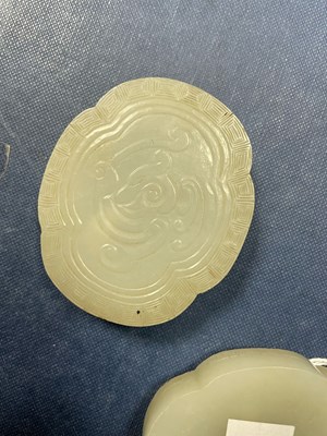 Lot 17 - A Chinese jade box and cover