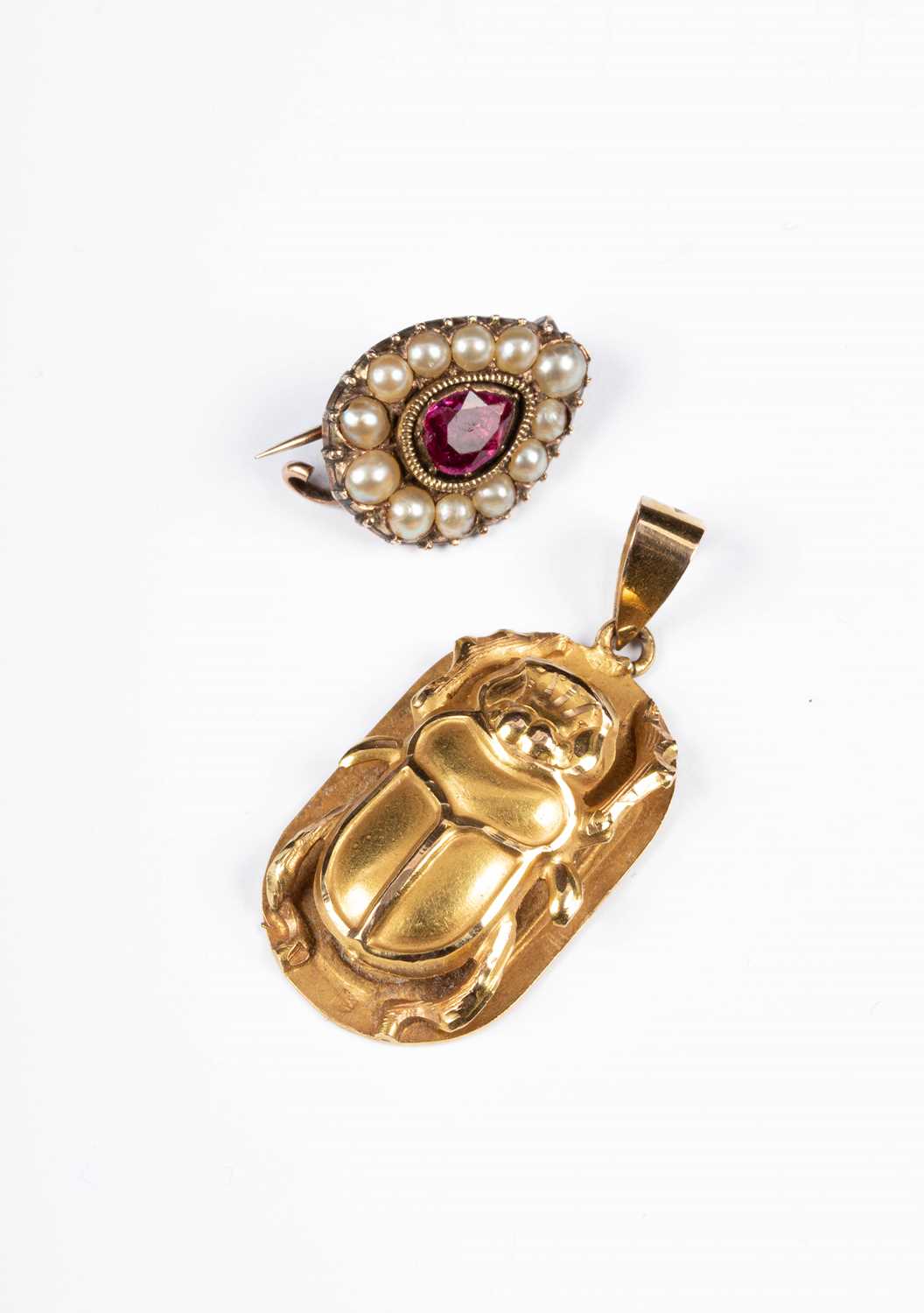 Lot 279 - An Egyptian gold pendant