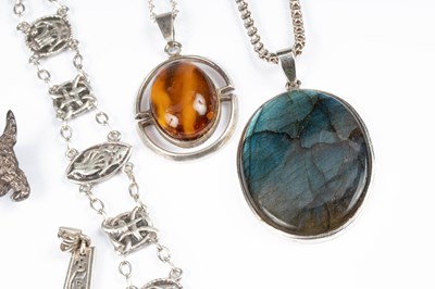 Lot 294 - A quantity of silver jewellery
