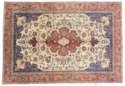 Lot 633 - An Isfahan carpet