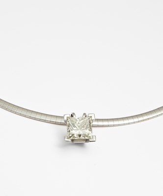 Lot 234 - An impressive diamond solitaire necklace