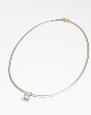 Lot 234 - An impressive diamond solitaire necklace