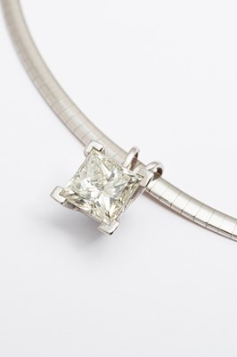 Lot 234 - An impressive diamond solitaire necklace