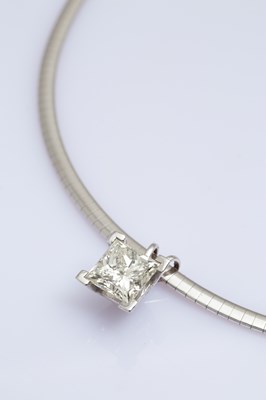 Lot 234 - An impressive diamond solitaire necklace
