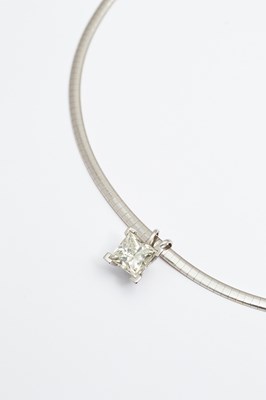 Lot 234 - An impressive diamond solitaire necklace
