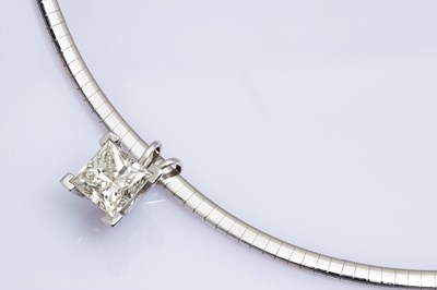 Lot 234 - An impressive diamond solitaire necklace