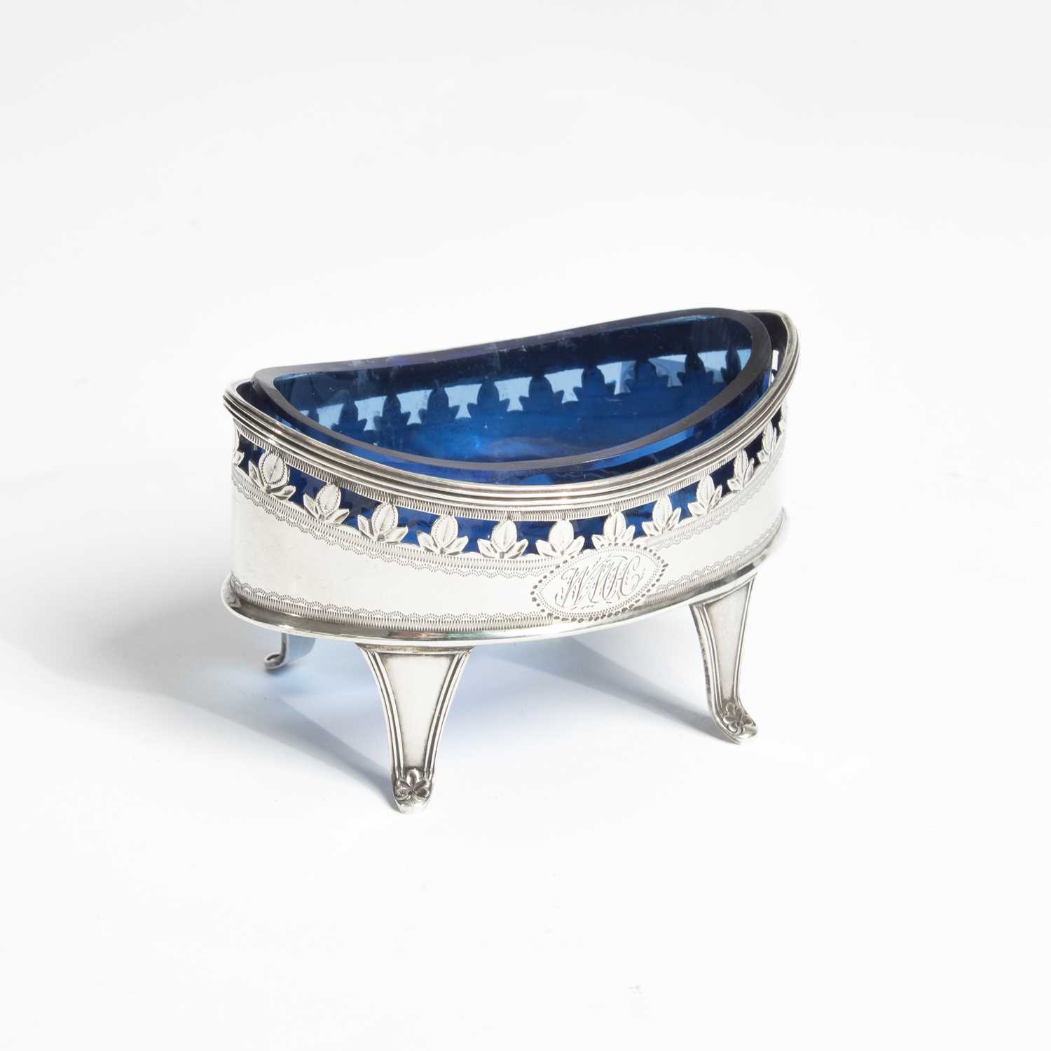 Lot 37 - A Georgian silver salt