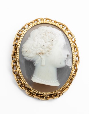 Lot 5 - A yellow metal and banded agate cameo brooch