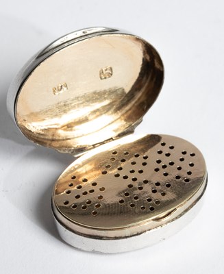 Lot 14 - A George III silver vinaigrette