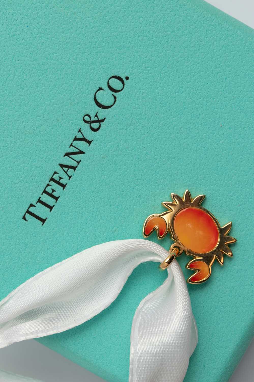 Lot 11 - An 18k yellow gold and enamel pendant