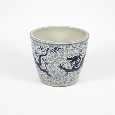 Lot 214 - A rare and large Chinese blue and white jardinière
