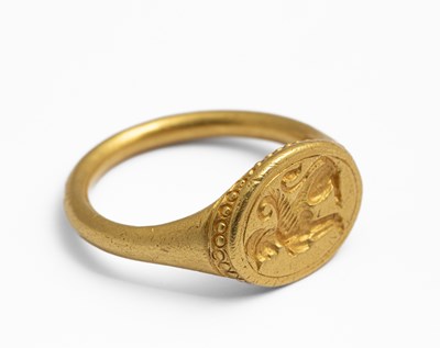 Lot 256 - An early high carat yellow gold intaglio seal or signet ring