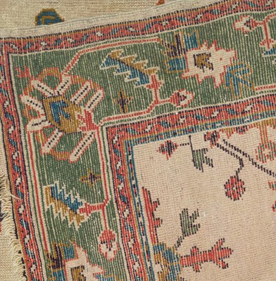 Lot 432 - An Ushak carpet