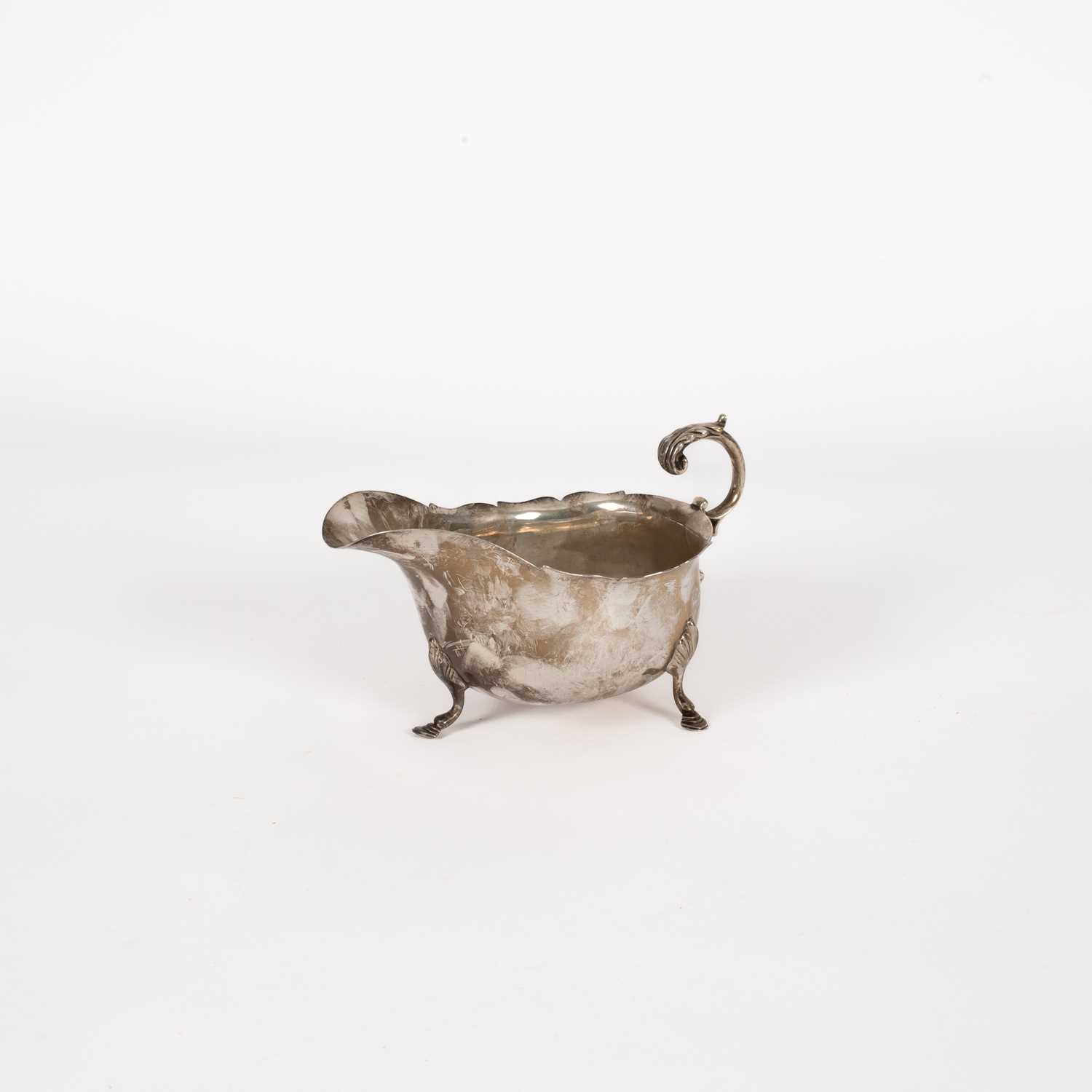 Lot 36 - An Edwardian silver sauce boat