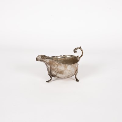 Lot 36 - An Edwardian silver sauce boat