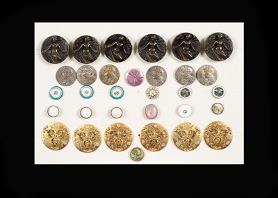 Lot 216 - A group of thirty-two buttons