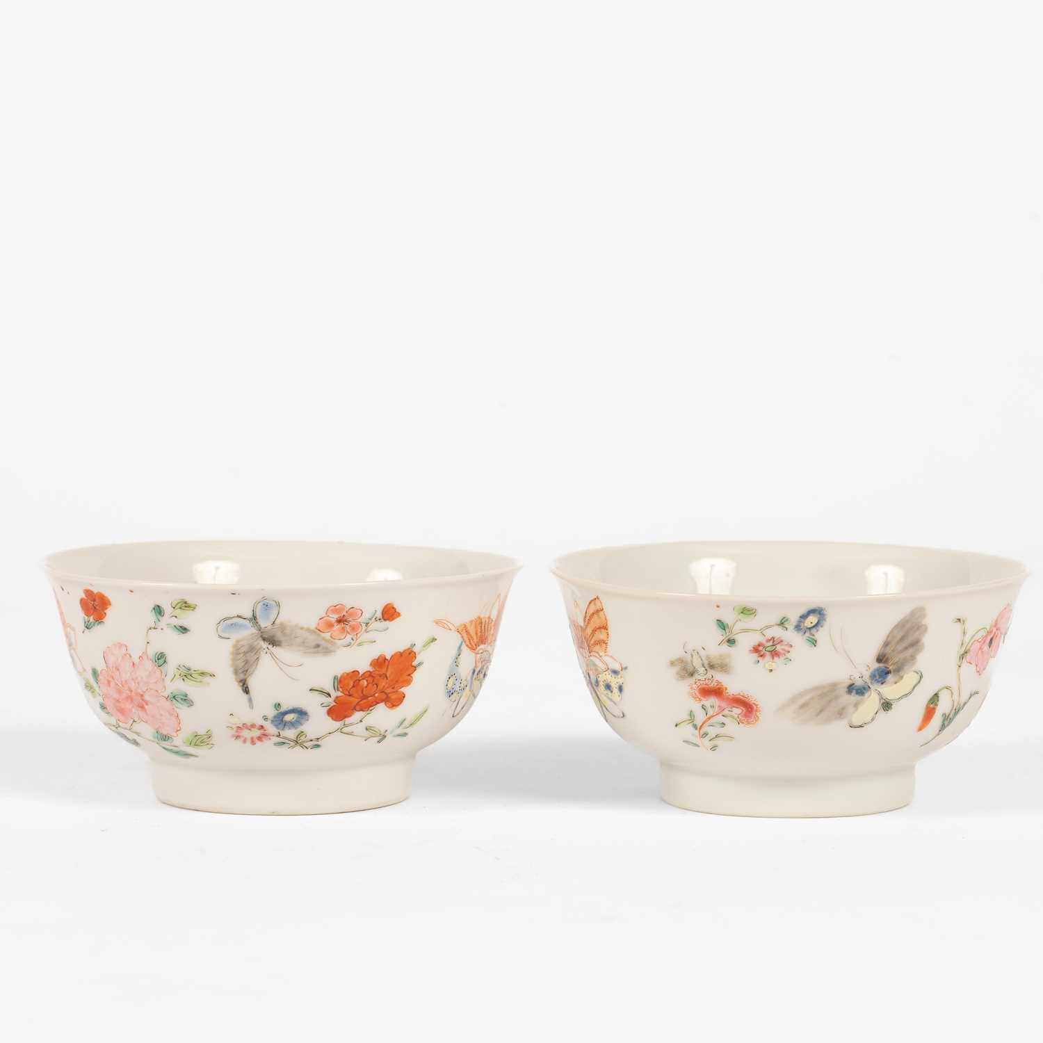 Lot 589 - A pair of famille rose tea bowls