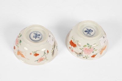 Lot 589 - A pair of famille rose tea bowls