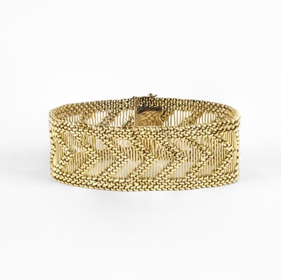 Lot 317 - An 18k yellow gold bracelet