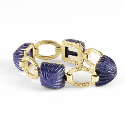 Lot 321 - An 18k yellow gold and lapis lazuli bracelet